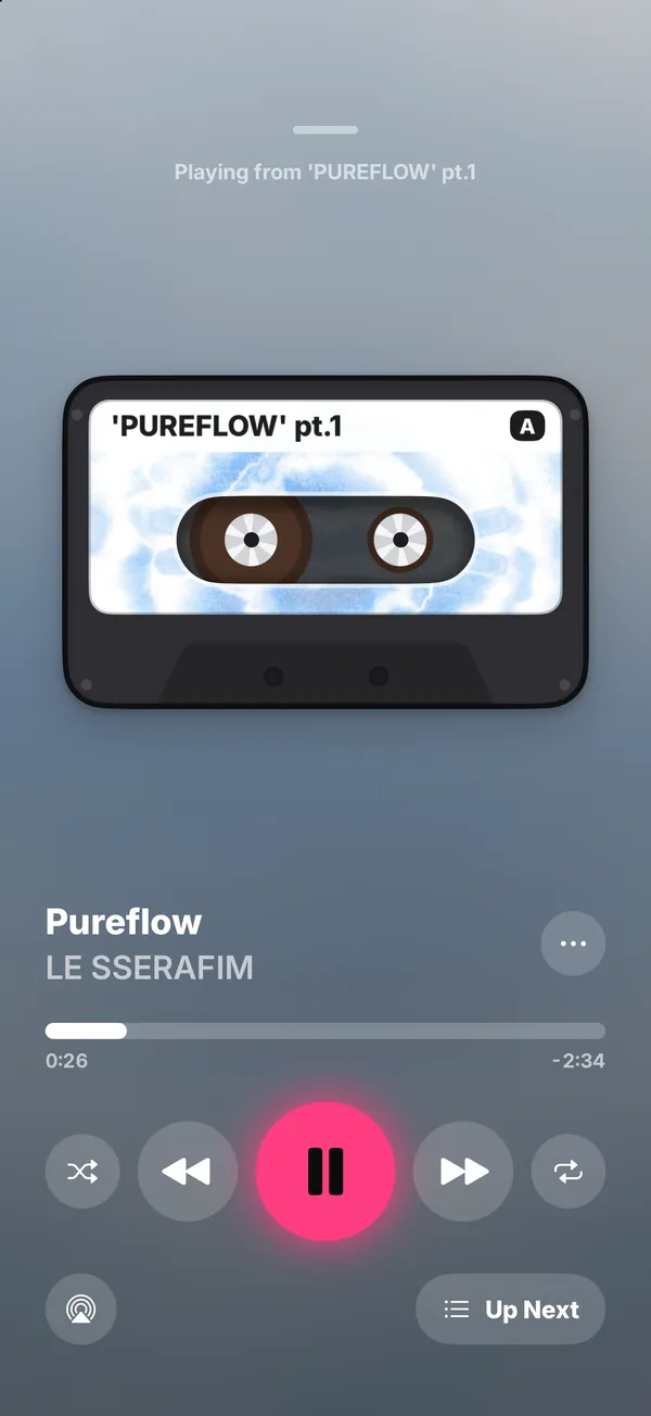 'PUREFLOW' pt.1을 카세트로 재생하는 전체 화면 플레이어, 라벨에 앨범 아트가 있고 릴이 보여요.