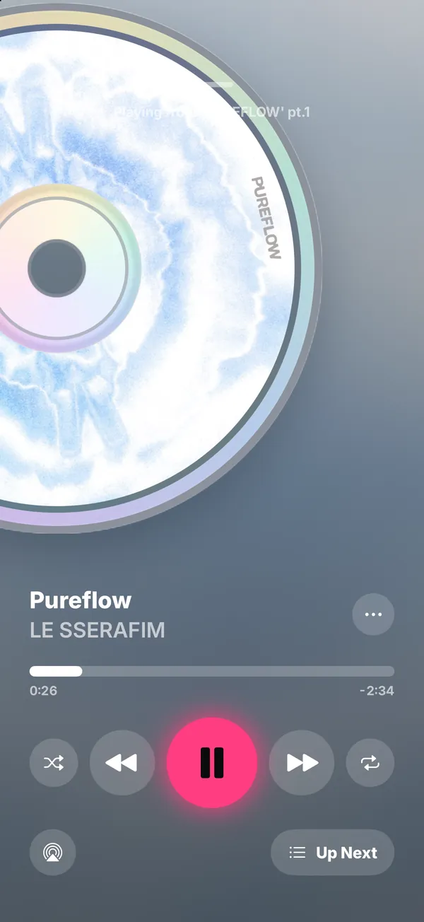 'PUREFLOW' pt.1을 CD로 재생하는 전체 화면 플레이어, 디스크에 앨범 아트가 인쇄돼 있어요.