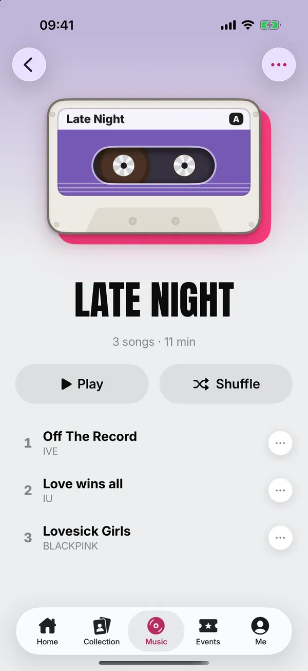 라벨에 이름이 적힌 카세트로 그려진 플레이리스트와 Play, Shuffle 버튼, 수록곡.